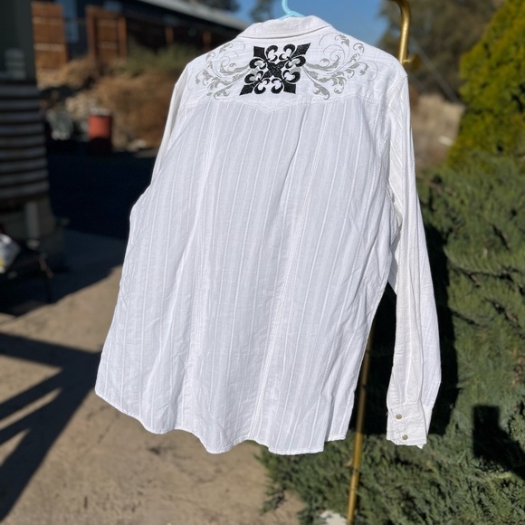 Mens 2x Pop Icon White Long Sleeved Snap up Shirt. Has slight underarm stain - Picture 7 of 8